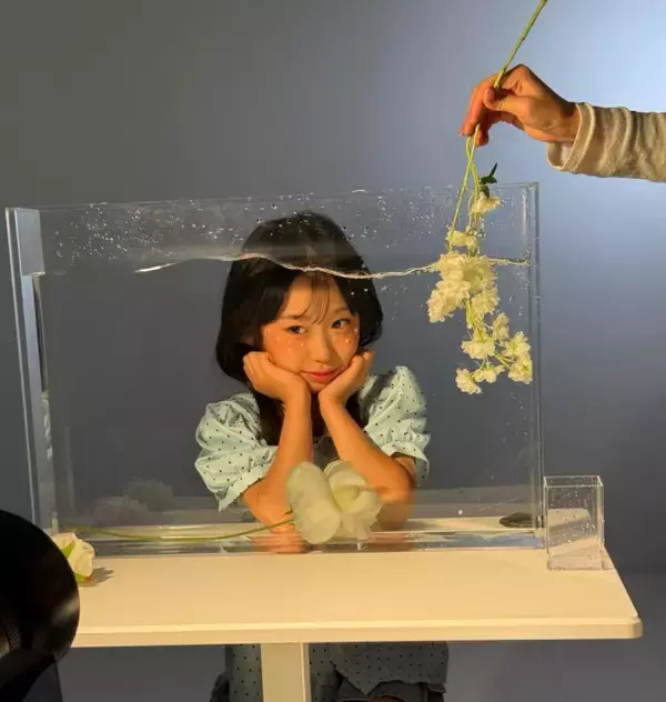 「え、可愛いすぎない？笑」「親バカ全開モード」モデルデビューしたパンサー尾形の8歳長女・さくらちゃん、母・あいさんが“撮影中”の様子を公開