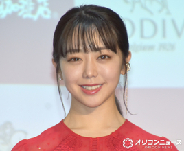 峯岸みなみ、本当の“親戚”紅白出場アイドル紹介　2ショットに驚きの声「親戚!?」「ビックリです」