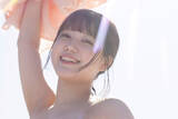 「ミスマガジン2021グランプリ・和泉芳怜、陽光の下でストレッチ　日光浴をエンジョイする開放的な笑顔」の画像1