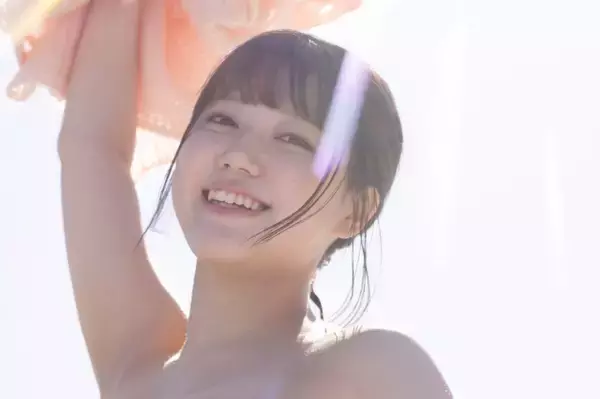 ミスマガジン2021グランプリ・和泉芳怜、陽光の下でストレッチ　日光浴をエンジョイする開放的な笑顔