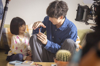 坂口健太郎、倉田瑛茉と“あっち向いてホイ”　『私はあなたを知らない、』ほっこりメイキング映像