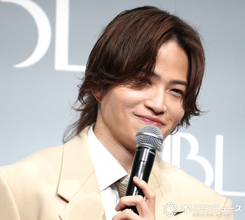 timelesz菊池風磨、ニヒルな笑みを披露　キメ顔に照れるもノリノリに