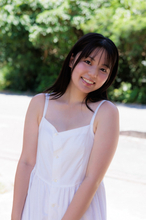 “破壊力抜群の微笑み”松島かのん、純白ワンピース姿など収めた4Kグラビア