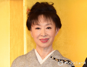 84歳・三田佳子、ウミヘビ剥製を肩に背負ったショットを披露「ゾワゾワしながら妙な親しみを」