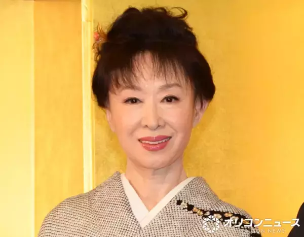 84歳・三田佳子、ウミヘビ剥製を肩に背負ったショットを披露「ゾワゾワしながら妙な親しみを」