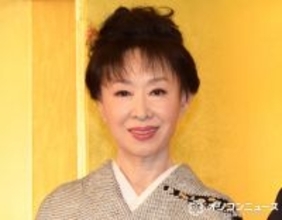 84歳・三田佳子、ウミヘビ剥製を肩に背負ったショットを披露「ゾワゾワしながら妙な親しみを」