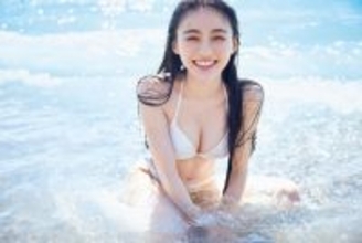 乃木坂46川崎桜1st写真集、初のビキニショット解禁　弾ける笑顔で波と戯れる
