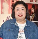 「熊元プロレス、「伝説のアイドル」ショット公開　ピンクの帽子にデコルテ全開衣装…「インパクト強い〜」」の画像1