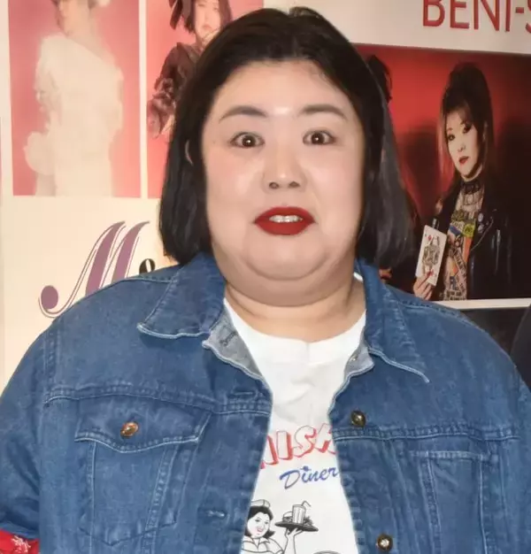 熊元プロレス、「伝説のアイドル」ショット公開　ピンクの帽子にデコルテ全開衣装…「インパクト強い〜」