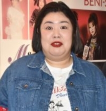 熊元プロレス、「伝説のアイドル」ショット公開　ピンクの帽子にデコルテ全開衣装…「インパクト強い〜」