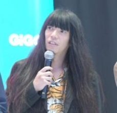 金属バット友保「わし特撮ワーキャー勢やさかいに」　“大怪獣”との2ショットを公開