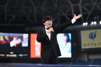 ますだおかだ岡田圭右、タキシードでドーム登場　ギャグ披露→温かい拍手　オリックス・バファローズ愛