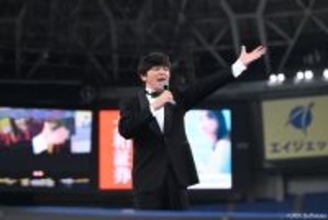 ますだおかだ岡田圭右、タキシードでドーム登場　ギャグ披露→温かい拍手　オリックス・バファローズ愛