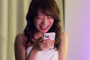 秋元真夏、ベッドで服を脱ぎ馬乗りに…　演技に反響「だいぶ殻破ってる」「ま、まなつサン…」『産まない女はダメですか？』第4話【ネタバレあり】