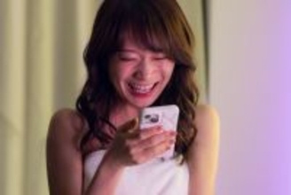 秋元真夏、ベッドで服を脱ぎ馬乗りに…　演技に反響「だいぶ殻破ってる」「ま、まなつサン…」『産まない女はダメですか？』第4話【ネタバレあり】