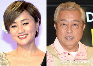 橋本志穂、庭に実った桑の実を収穫「おいしそう」「大収穫だね」　夫のガダルカナル・タカと共同作業