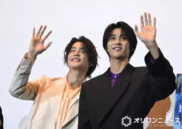 今井竜太郎＆曽野舜太、ゼッツ エージェンドリーム＆夢現のチャームをつけて舞台あいさつ　かわいくアピール合戦