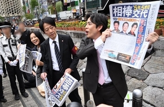 『相棒』トリオ・ザ・捜一、SL広場登場で歓声　亀山薫→神戸尊へ“相棒交代”の号外を配る