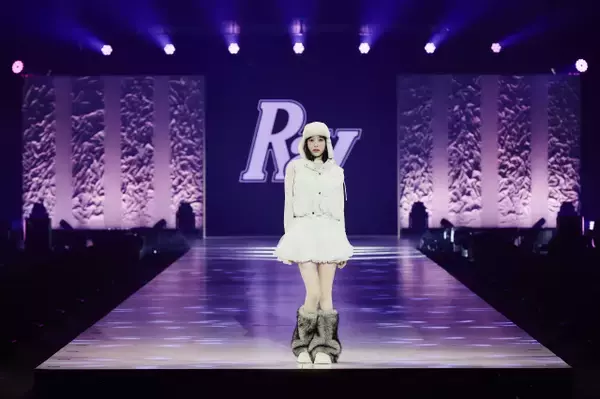 本田紗来、ほっそり美脚をランウェイで披露　冬のガーリーカジュアルなコーディネートに【サツコレ2025AW】
