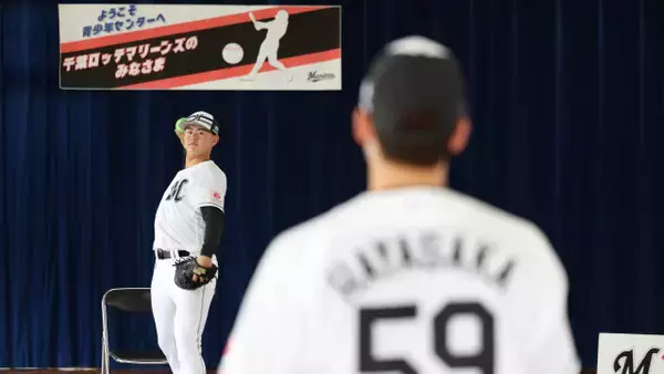 千葉ロッテ、石垣市の児童・生徒とふれあい　坂井遼「こうした活動を通じて、野球を始めるきっかけになればうれしいです」