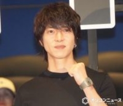 山下智久のフランクな姿勢に岩崎大昇が感動　歩きながら握手の手を差し出す