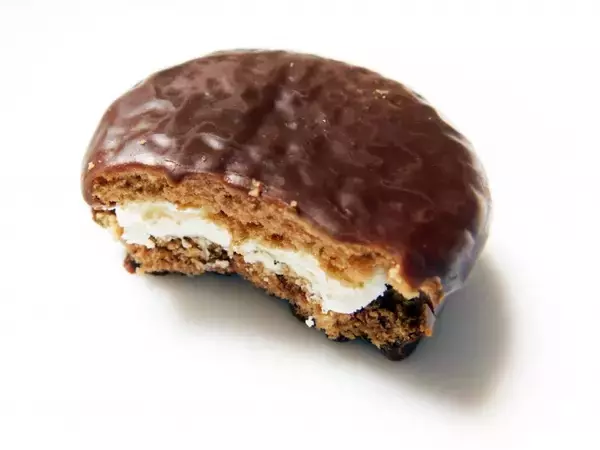 「罪深いけど絶対おいしい」「悪い人がいるもんだ…」雪見だいふく×チョコパイの背徳アレンジに仰天