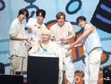 「TXT・HUENINGKAI（ヒュニンカイ）、サプライズバースデーに笑顔「皆さまの愛情に報いたい」」の画像1