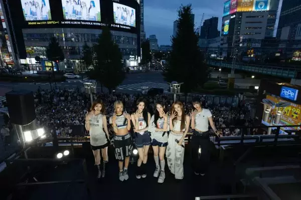 izna、日本デビュー日に新宿にサプライズ登場　日本デビュー曲「DUMB HOT!」披露、ファンとダンスチャレンジも