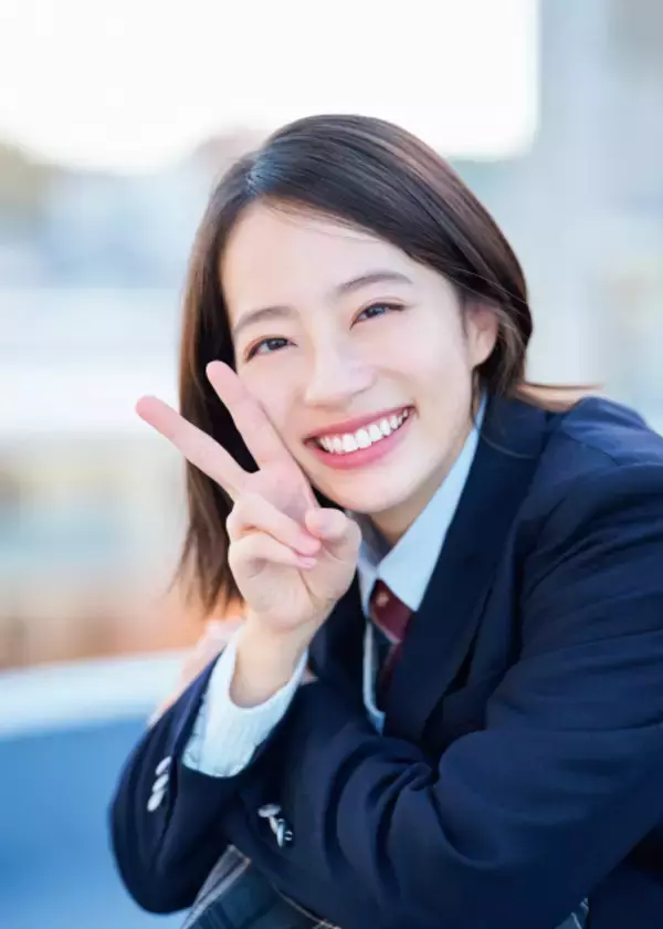 ”全国高校サッカー応援マネ”池端杏慈、『サンデー』表紙に初登場　18歳の透明感あふれるグラビア