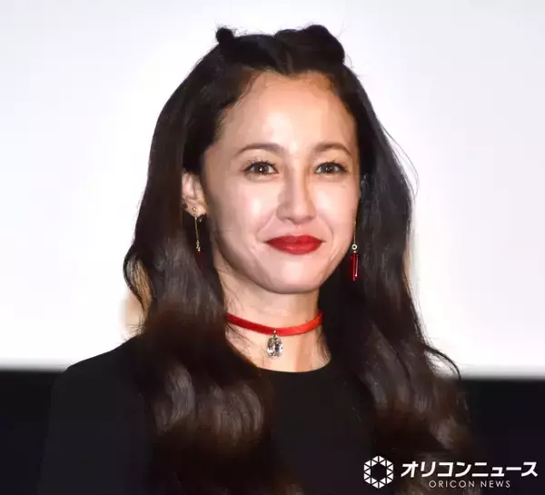 沢尻エリカ、6年半ぶりの舞台あいさつ　成田凌がイジる「エリカ様、上機嫌です！」