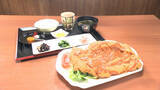 「今夜『オモウマい店』約370グラムのチキンカツに焼きそば＆ミニうどん…チキンカツ定食“900円”　物価高騰もボリューム下げない理由」の画像1