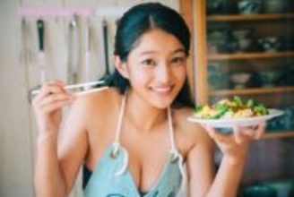 “18歳の超新星”虹咲カリナが1stDVD　エプロン×水着でキッチンに降臨