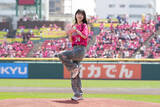 「久保史緒里、東北楽天で始球式　“MyHERO”がキャッチャーに「届いてよかった」」の画像1