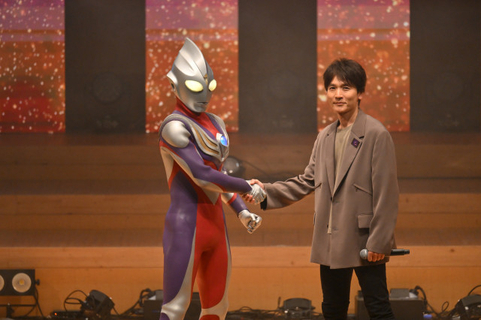 長野博、『ウルトラマンティガ』イベントに降臨し大歓声　吉本多香美が涙「この日を待っていた！」