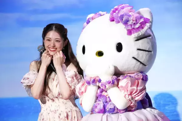 松村沙友理、ハローキティの登場に大はしゃぎ　顎に手を添えた“あざとかわいい”ポーズ披露