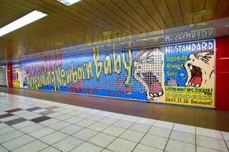 Hi-STANDARD、スマホをタッチして新曲が聴ける“スマートステッカー”を新宿駅に4000枚掲出