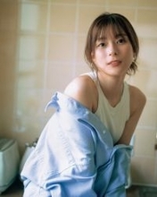 芳根京子、『マガジン』で透明感抜群の肌見せグラビア　秋のお出かけデートへ