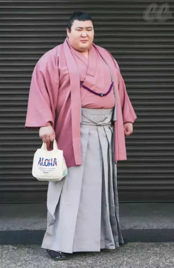おちゃめな“幕内最重量力士”熱海富士関、バッグの中身公開　色合わせがおしゃれな着物姿披露