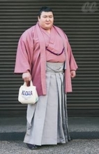 おちゃめな“幕内最重量力士”熱海富士関、バッグの中身公開　色合わせがおしゃれな着物姿披露