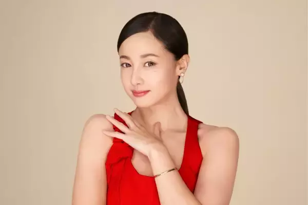 沢尻エリカ、美デコルテ映える真っ赤な輝き　美しさを保つために意識していることは「心を鍛える」
