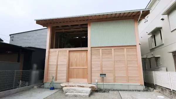 木の質感にあふれた新居、癒し効果抜群も“想像以上に大変な”課題　外壁に空いた穴で周辺環境の問題解決【住人十色】