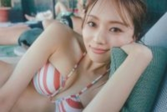 乃木坂46梅澤美波、至近距離の水着ショット公開　2nd写真集で「イタリア旅1発目の水着」