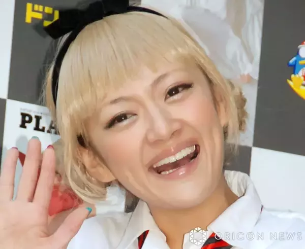 ものまね芸人・みかん、長女の小学校入学式を報告　“パープル”のランドセルで友人らと仲良しショット「ピカピカのランドセル良いですね」「最高の入学式ですね」