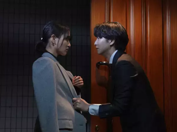 夫が不倫相手と子どもも住む自宅で帰宅後すぐに口づけ…　「闇が深すぎる。。そして気持ち悪い。。。」「普通にクズ過ぎて」SNS反響　『水曜日、私の夫に抱かれてください』第4話【ネタバレあり】