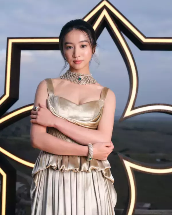 Koki, ゴージャスにモロッコ登場　ルイ・ヴィトンのシャンパン色ドレス＆ハイジュエリー