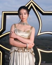 Koki, ゴージャスにモロッコ登場　ルイ・ヴィトンのシャンパン色ドレス＆ハイジュエリー