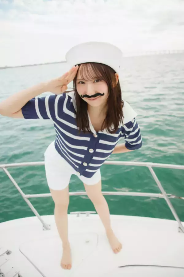 “かほりん船長”降臨！日向坂46藤嶌果歩、白肌輝くマリンルック　1st写真集 第5弾先行カット【コメントあり】