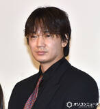 「綾野剛、荒井監督から耳打ちで確認　とあるシーンの描写は「荒井さんでも、その思いを文体にするのは難しいかも」」の画像1