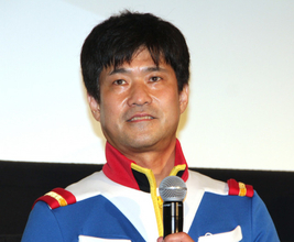 ガンダム芸人・若井おさむ、息子3人との家族ショット！ユニコーン立像を楽しむ「二男三男は初めて」