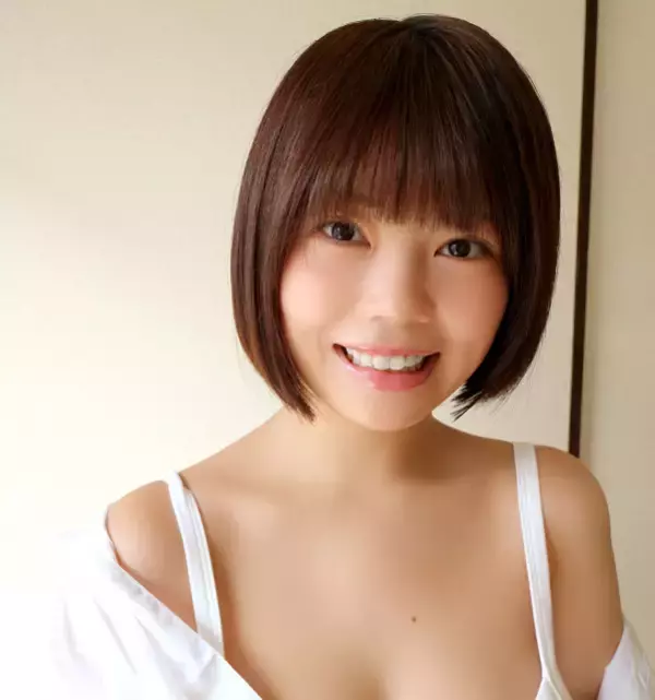 現役看護師グラドル・冴島なな、笑顔と迫力のボディを見せる【今月の一推しグラビアン】